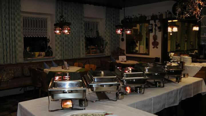 Urlaub mit Hund in Bayern. Reichhaltiges Buffet im Gasthof Entenmühle.